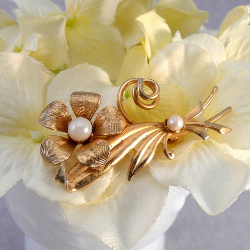 Vintage Gold Tone Faux Pearl Flower Brooch